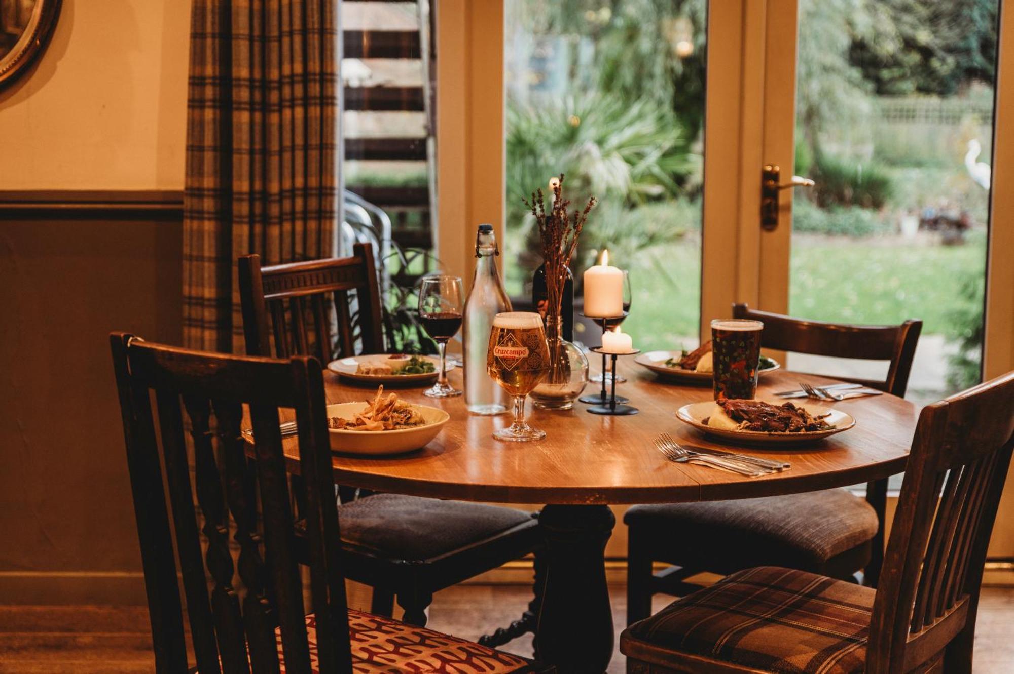 The White Lion Inn 奥克姆 外观 照片